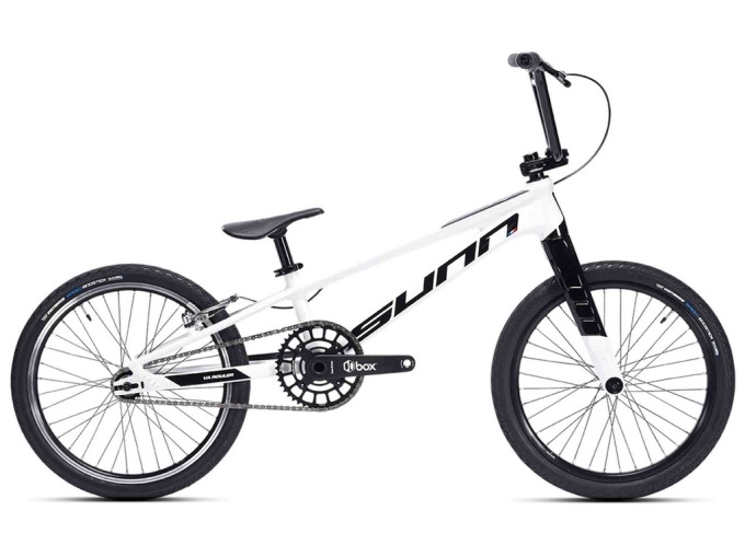 Top-of-the-line BMX bicykl značky Sunn pro pokročilé jezdce s kvalitním hliníkovým rámem, karbonovou vidlicí a špičkovými klikami BOX a spolehlivou brzdou Shimano DXR