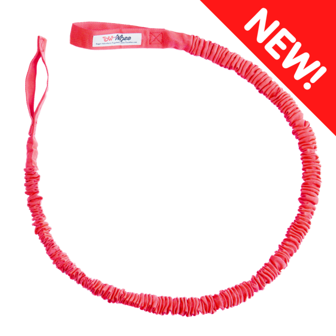 Odpružené tažné lano s novým systémem upínacího zařízení EZ Tab, vyrobené z elastické gumy a odolného tkaného obalu, ideální pro tahání dětí