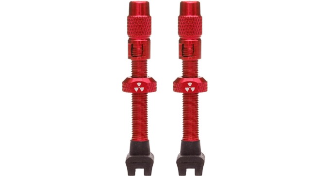 Barevná kombinace červené, speciálně zpracovaná čepička ventilku s gumovým kroužkem pro snadné vyjmutí vložky