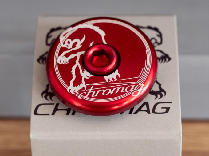 Barvené víčko na představec Chromag v červené barvě z hliníku 6061 Alloy s hmotností 9g a přiloženým šroubem