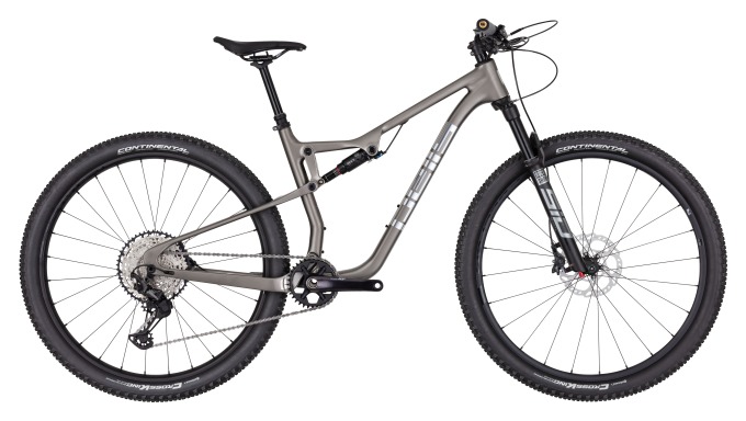 Celoodpružené XC kolo s lehkým celokarbonovým rámem, tuhou vidlicí Rockshox Sid Select+ a tlumičem Sidluxe Select+ pro maximální výkon na singletrailu