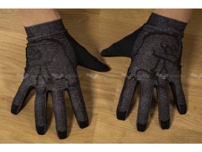 Ultralehké vzdušné rukavice Chromag Habit šedé barvy s laserovým děrováním dlaně a bezešvou konstrukcí prstů