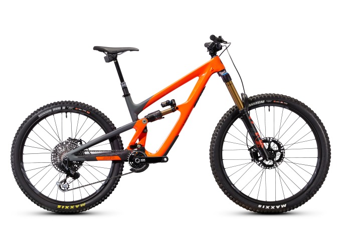 Oranžové enduro kolo s komponenty Shimano SLX a vidlicí Fox Float Factory