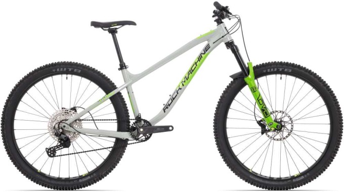 Trailové kolo s novou Ultimate geometrií pro maximální stabilitu a okamžité zrychlení na singletracku. Špičková vidlice DVO Diamond D3 s 140mm zdvihem a čtyřpístkové brzdy Shimano pro bezpečné brždění