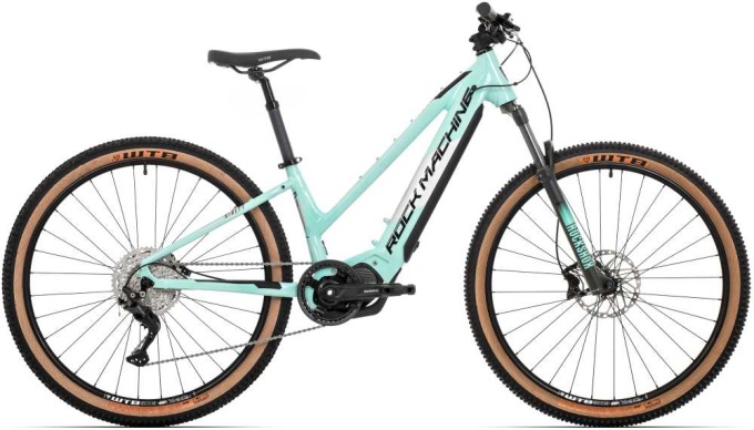 Elektrokolo Rock Machine Torrent INT e90-29 Lady/Gloss Mint/Black/Silver s moderním designem a výkonným elektromotorem Shimano EP8 pro pohodlnou jízdu v terénu