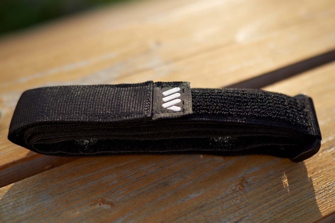 Popruh s přezkou AMS Velcro Strap - černý, alternativa k silikonovému pásku, vhodný pro duši, bombičku a montpáky, lehký, odolný a pevný materiál, který neklouže na rámu a neabsorbuje vodu ani bláto
