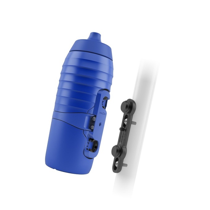 Inovativní láhev z elastického titanu s odolným plastem pro snadné mačkání a bezpečnou ochranu vody proti mikroplastům a plísním, s možností připevnění na kolo pomocí magneticko-mechanické technologie FIDLOCK