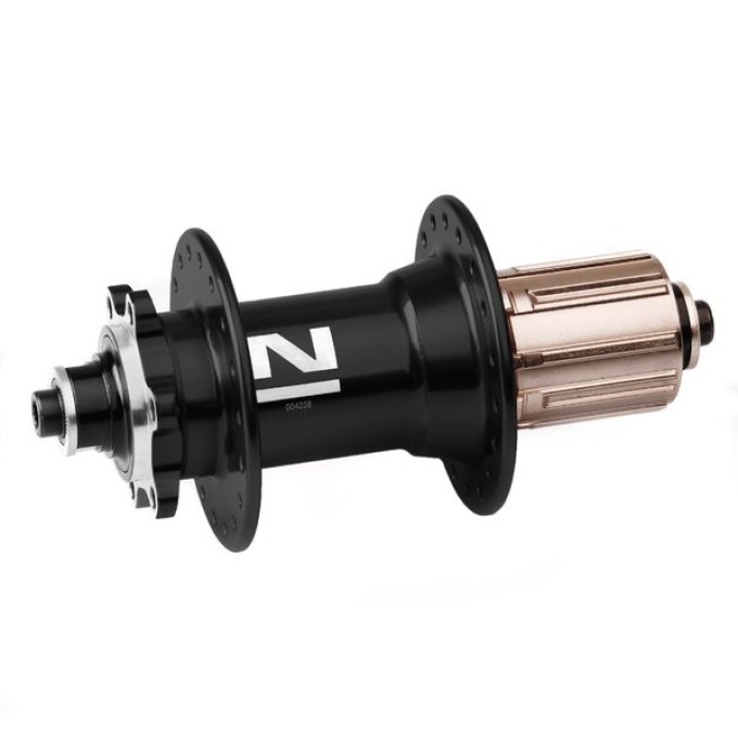 Zadní náboj Novatec pro kotoučové brzdy s 32 děrami, kompatibilní s 8-11 rychlostními MTB a 8-10 rychlostními silničními kazetami Shimano, hmotností 492 g a černou barvou