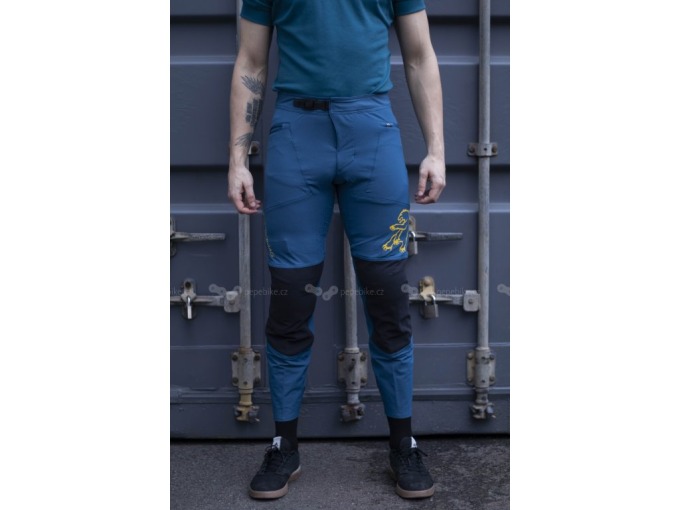 Modré kalhoty pro cyklisty, ideální pro parkové ježdění i šlapání, s odolným materiálem na kolenou a praktickými kapsami na zip