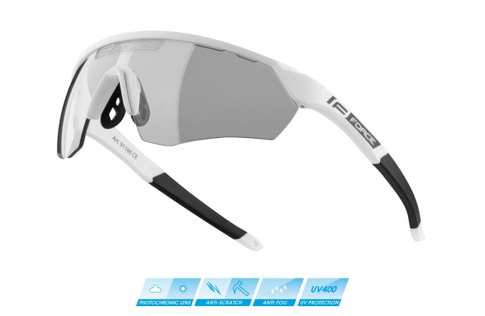 Fotochromatická bílá cyklistická brýle s pevnou a pružnou grilamidovou obroučkou a polykarbonátovými sklíčky s UV filtrem kategorie 0-3