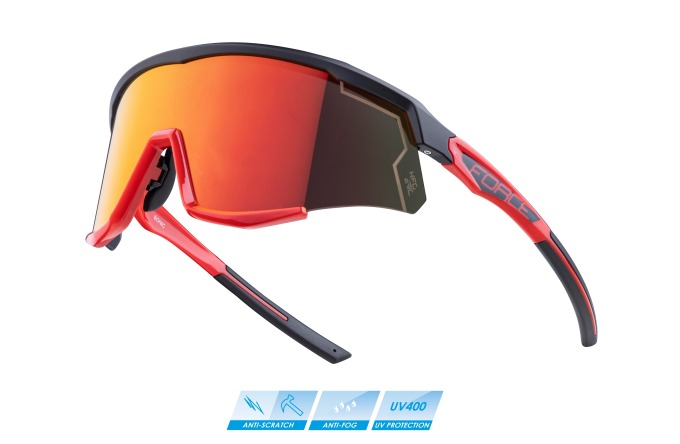 Černé cyklistické brýle s červeným zrcadlovým sklem, vyrobené z pevného a pružného materiálu TR90, s úpravou proti zamlžení a poškrábání, UV 400 ochranou a propustností 11%