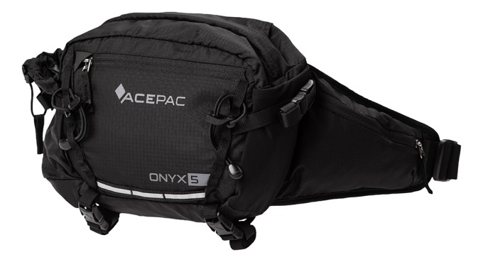 Prostorná ledvinka od české značky Acepac, ideální na celodenní dobrodružství s možností využití popruhů Carry more systému