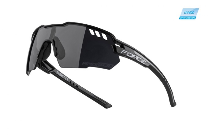 Černé cyklistické brýle s pevnou a pružnou grilamidovou obroučkou a polykarbonátovými skly s UV filtrem 400, propustností 15%, dodávané v papírové krabičce a s hmotností 31g