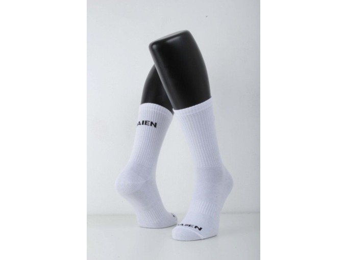 Sportovní bílé ponožky s absorbčními vlastnostmi a vhodné na cyklistiku i turistiku