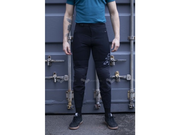 Černé kalhoty vhodné pro parkové ježdění s odolným materiálem na kolenou a praktickými detaily