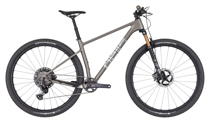 Agilní a agresivní celokarbonový hardtail s Fox 32 SC Factory vidlicí a zdvihem 100 mm