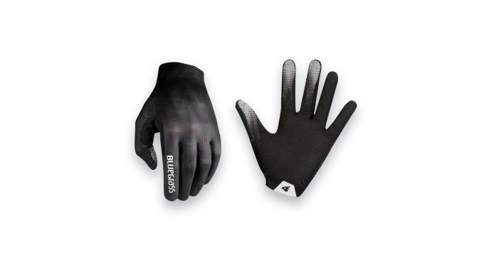 Funkční MTB rukavice s pokročilými technickými textiliemi a prodyšnou konstrukcí pro maximální pohodlí a větrání během jízdy na kole