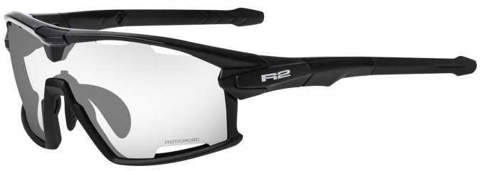 Stylově robustní a odolné cyklistické brýle vyrobené z pružného a zároveň lehkého materiálu TR90 s usnadněným způsobem výměny čočky