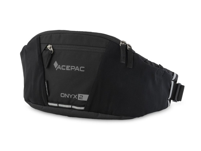 Ergonomický a lehký batoh s organizérem na hydrovak, meshovými kapsami a odvětraným zádovým systémem v černé barvě